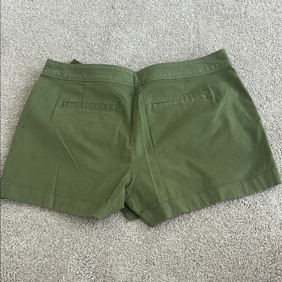 Vineyard Vines Green Skorts with Tie Belt - Picture 2 of 3